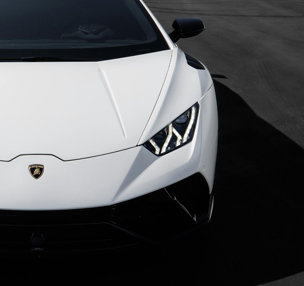 Lamborghini blanche avec une carrosserie brillante après un nettoyage detailing professionnel, mettant en avant un service d’entretien automobile à Genève.