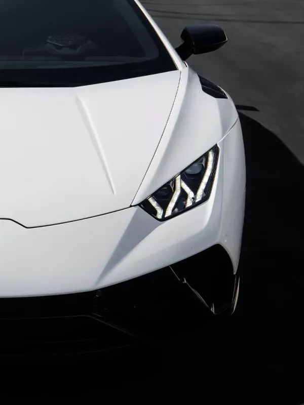 Lamborghini blanche avec une carrosserie brillante après un nettoyage detailing professionnel, mettant en avant un service de detailing automobile à Genève par Alfredo Services.